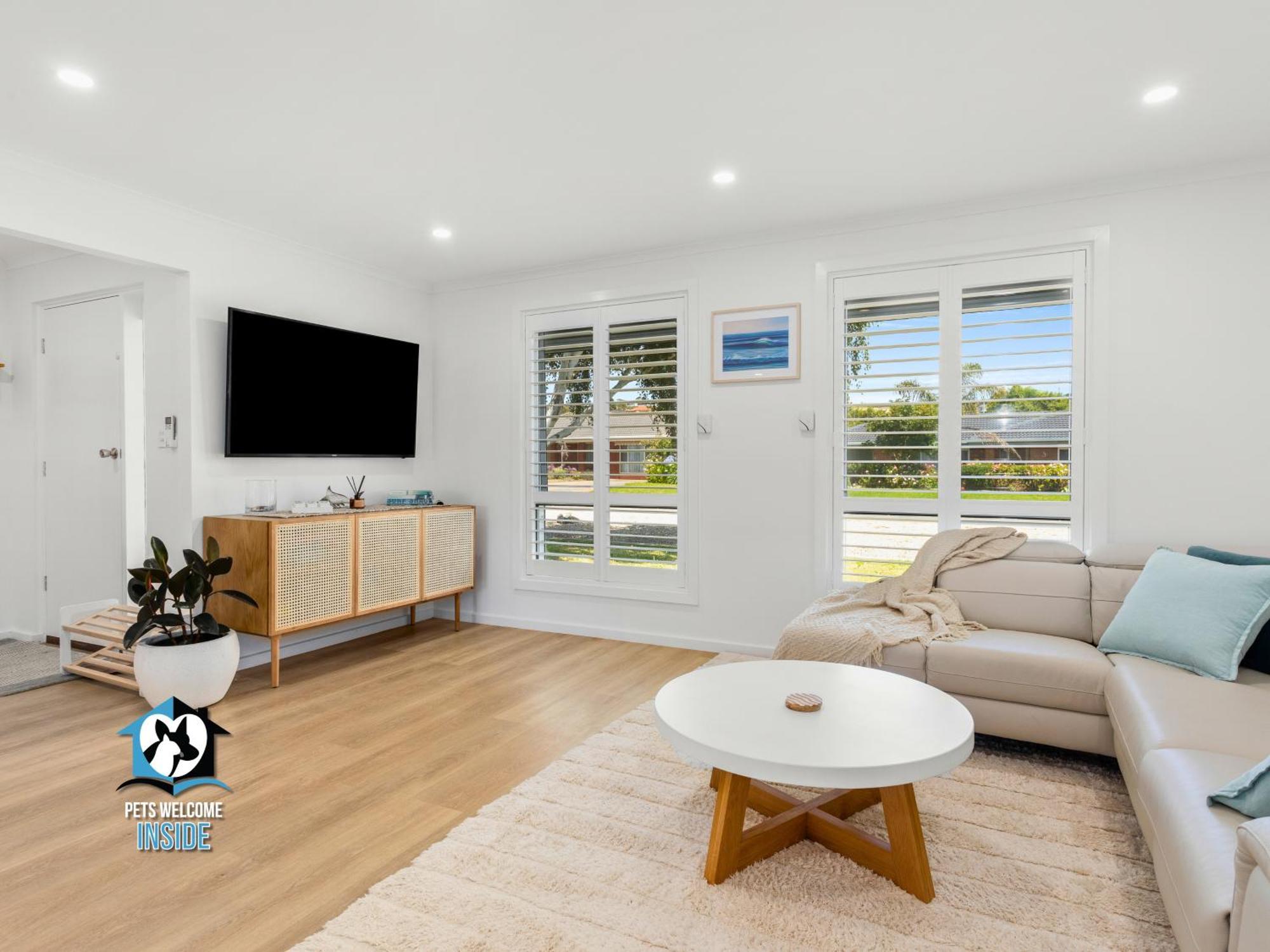 Hampton's Style Retreat - Close To The Beach!