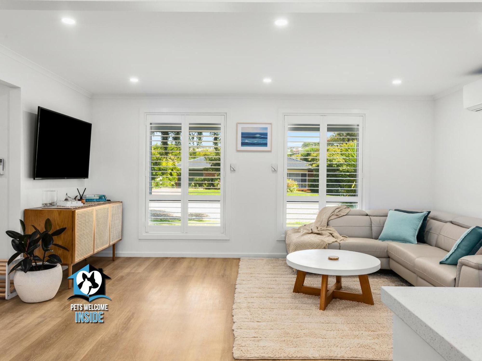 Hampton's Style Retreat - Close To The Beach!